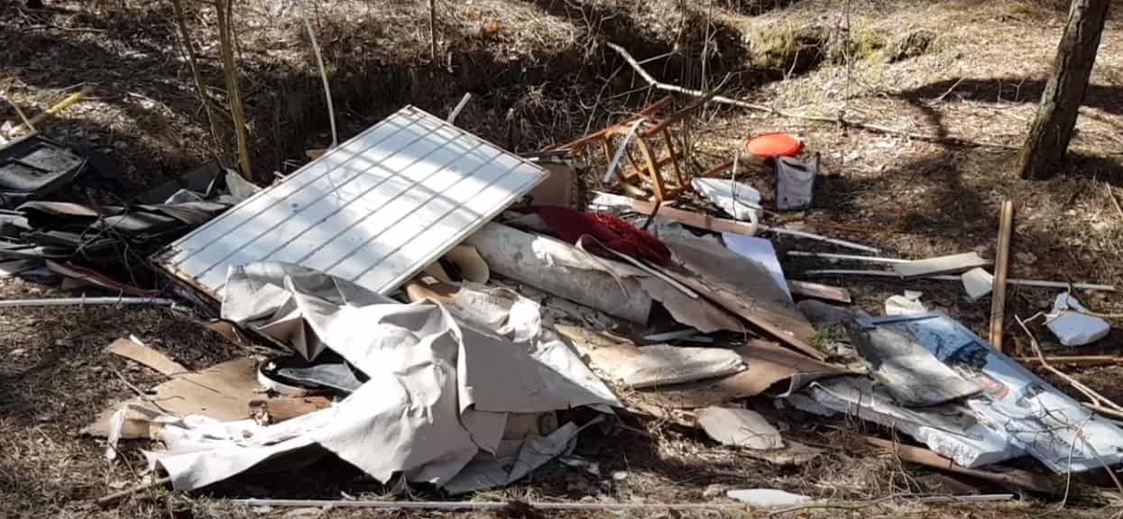 Leśnicy proszą o pomoc w ustaleniu sprawcy. Ogromna ilość śmieci w samym środku lasu