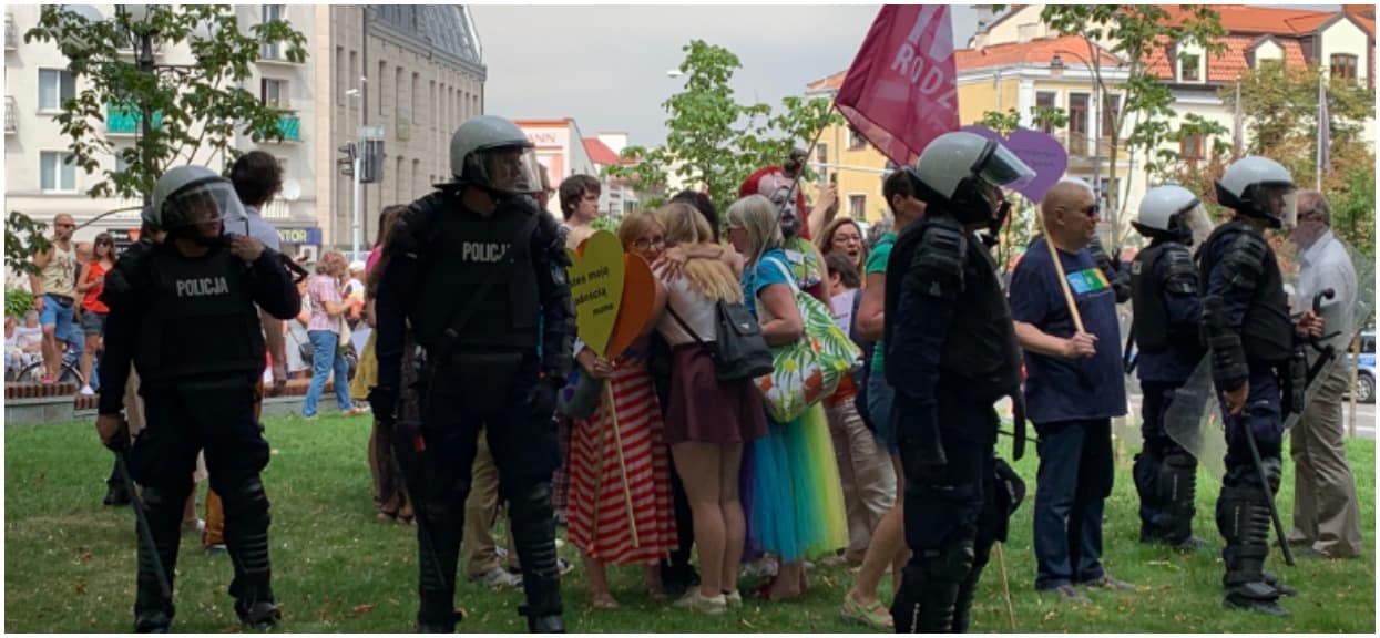 Celebryta podał nazwisko księdza, który napuścił kiboli na marsz równości. Pluli, wyzywali i bili w imię Jezusa