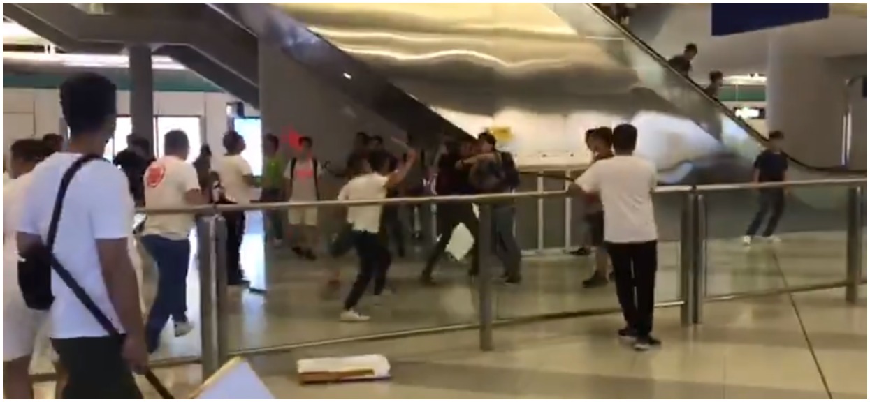 Kilkadziesiąt osób rannych po ataku w metrze w Hong Kongu