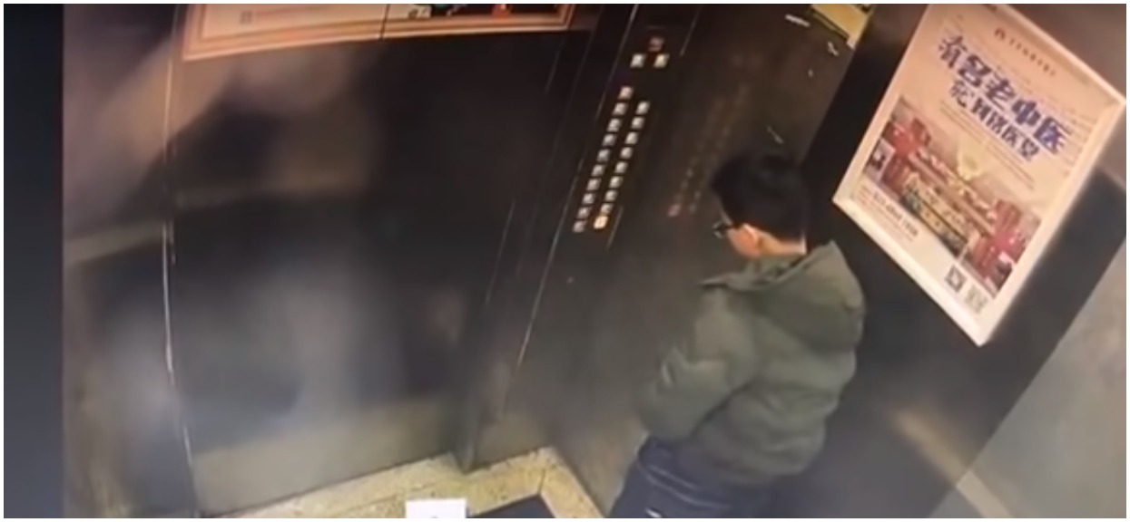 Nastolatek oddawał mocz na przyciski w windzie. Karma wróciła bardzo szybko i to w wielkim stylu