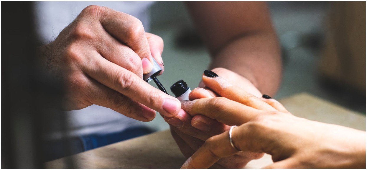 Nie wiesz, na jaki manicure się zdecydować? Przedstawiamy 4 najbardziej szałowe stylizacje na lato!
