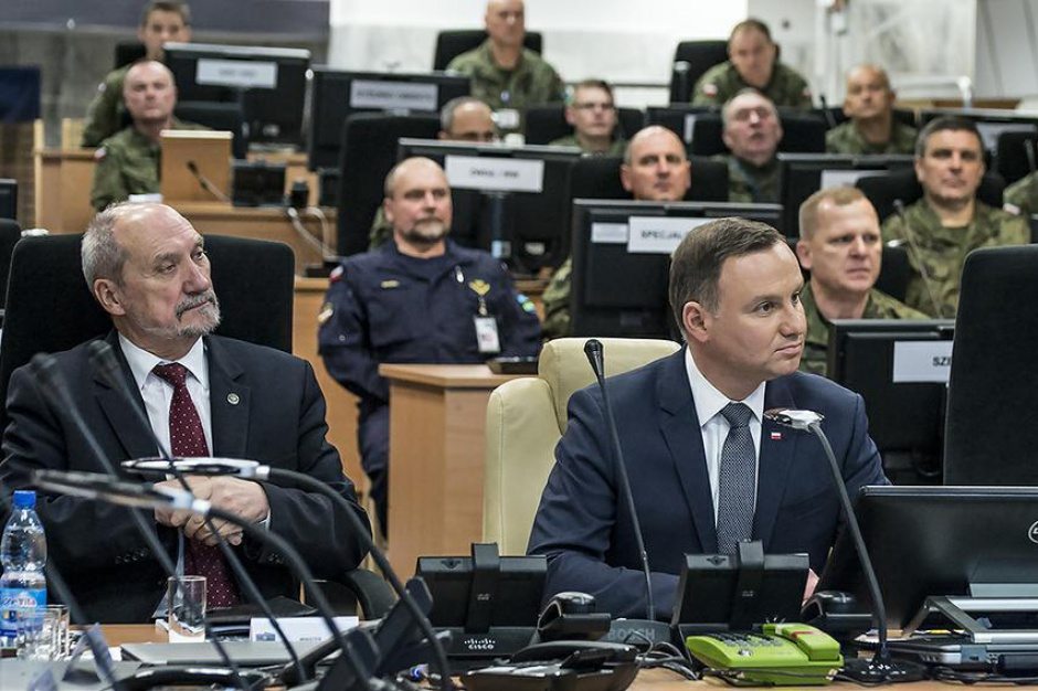 Media ujawniają intrygę Macierewicza przeciwko Dudzie. "Całkowicie odciął prezydenta od armii"