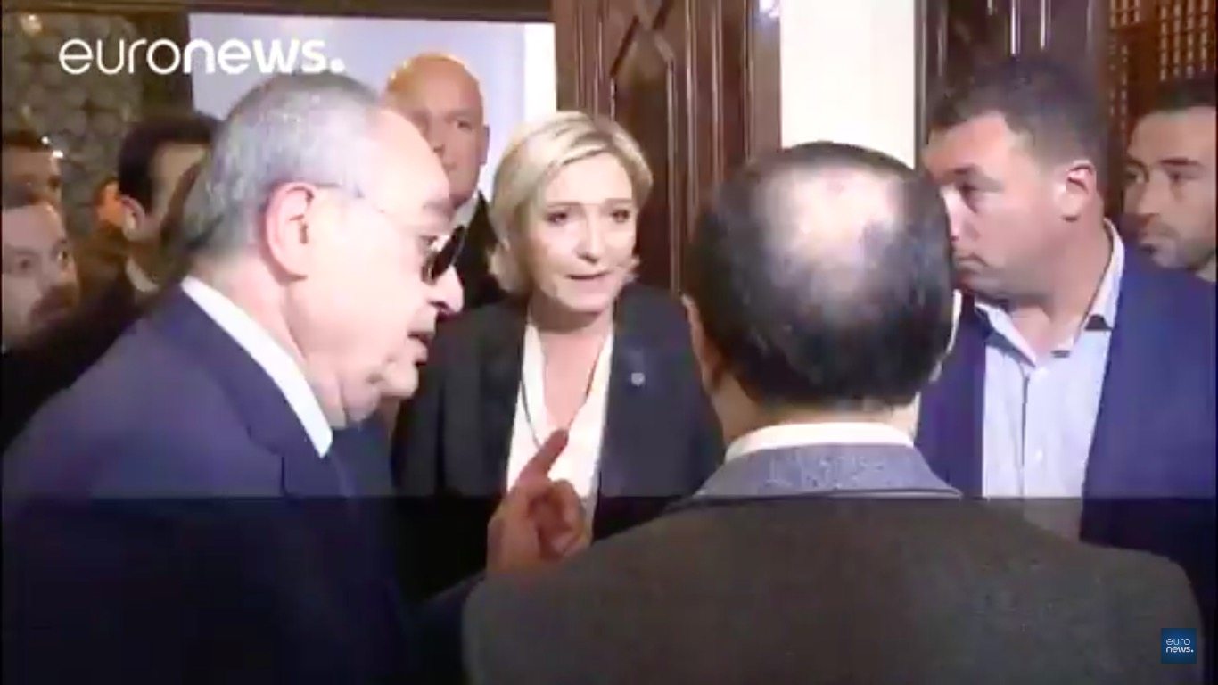 Chcieli założyć Le Pen hidżab. Jej reakcję zapamiętają do końca życia (VIDEO)