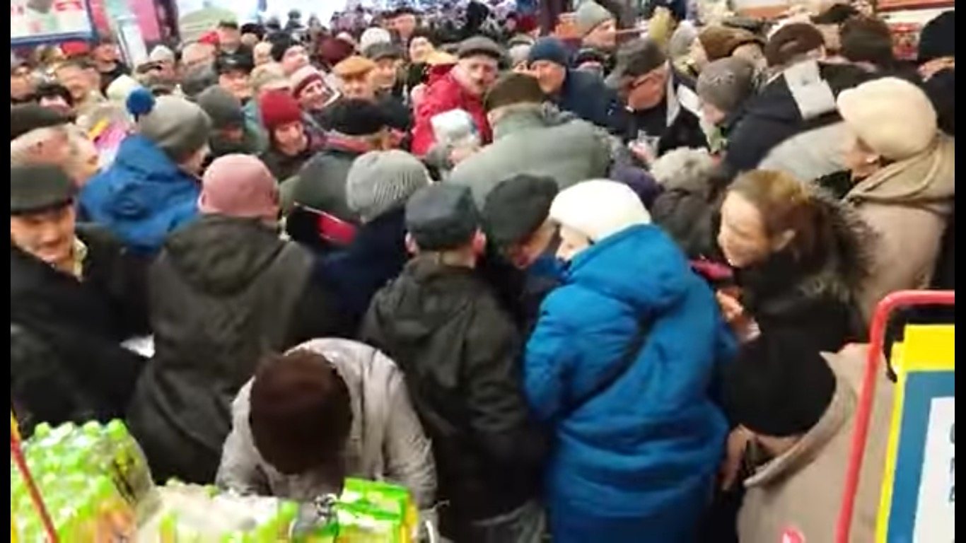 W Chełmie jak w lesie. Ludzie tratują się i szarpią walcząc o złotówkę tańszy produkt (VIDEO)