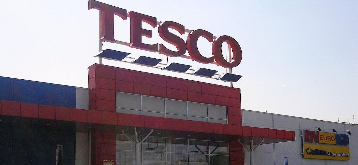 Powód jest bardzo zaskakujący. Tesco urządza masowe wyprzedaże wszystkiego, produkty za grosze