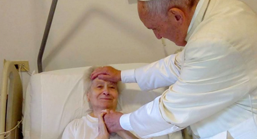 To zdjęcie rozrywa serce. Papież Franciszek sprawił, że na twarzy ciężko chorej kobiety pierwszy raz od dawna pojawił się uśmiech