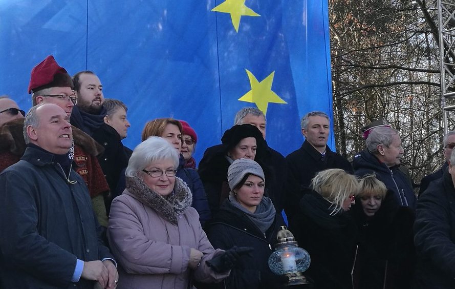 PO chciała zasłonić krzyż podczas uroczystości. Wtedy wyszło słońce i… (foto)