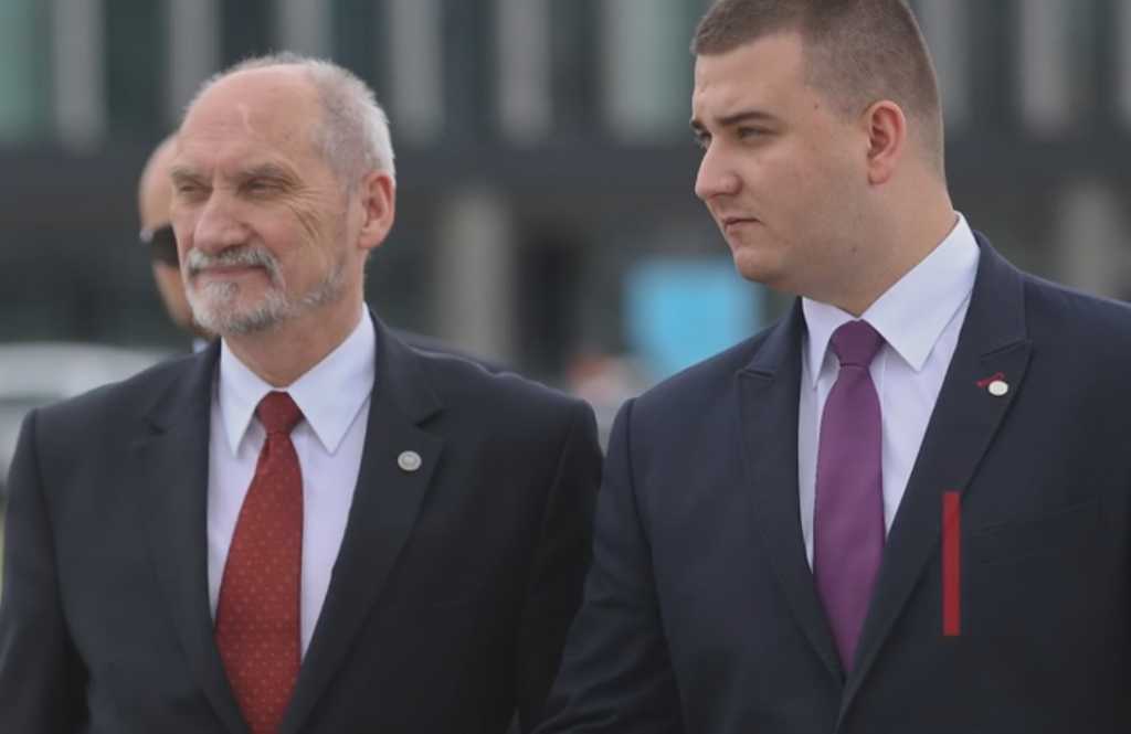 "Sława" Misiewicza właśnie sięgnęła poza Polskę. "To upadek polskiej polityki"