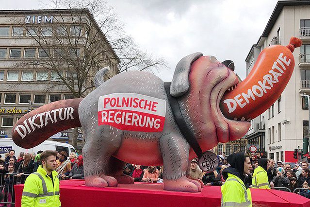 Niemcy ostro zakpili z polskiego rządu. Tłusty pies Kaczyński wydalający... (foto)