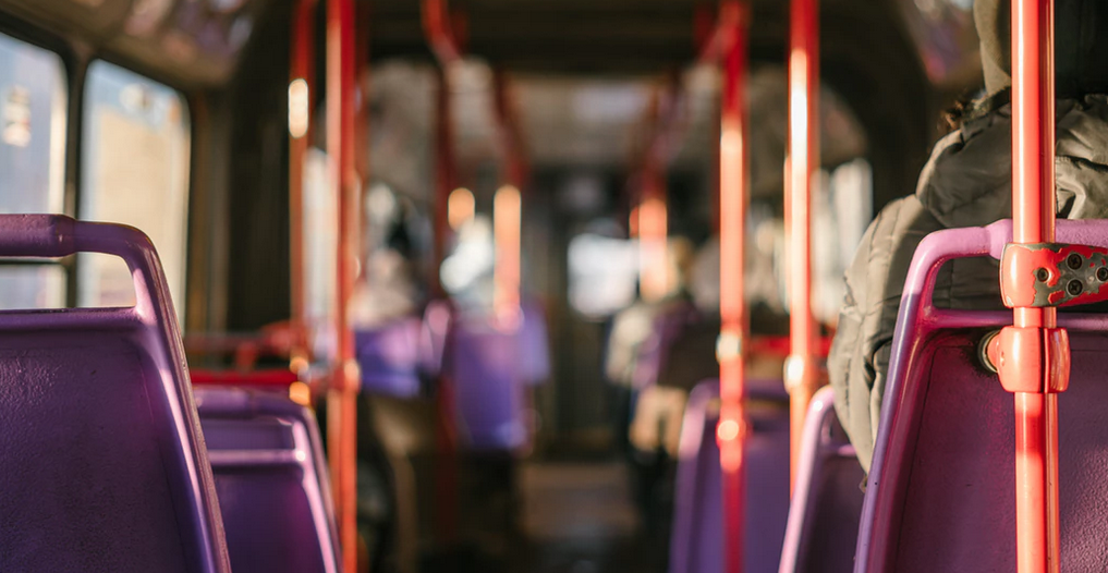 Kierowca publicznie zbeształ nastolatkę za strój. Musiała wysiąść z autobusu