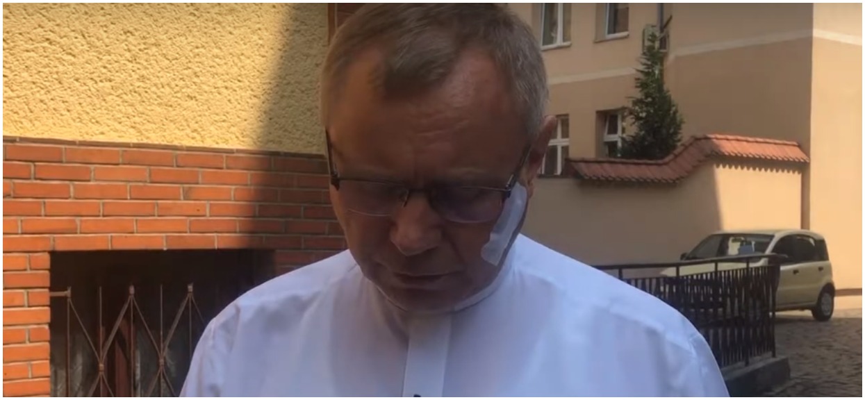 Pobity ks. Ziejewski obnażył kłamstwa TVP. Stacja zmanipulowała informacje o ataku w Kościele