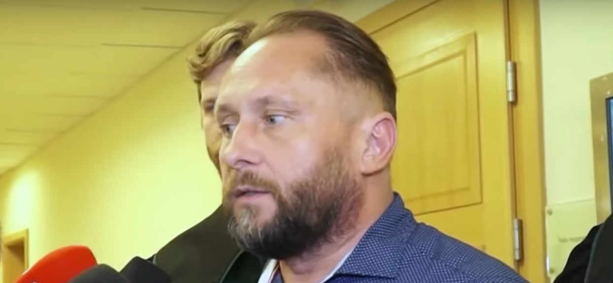 Kim jest oszałamiająco piękna, tajemnicza 20-latka, która podróżowała z Durczokiem? To Karolina!