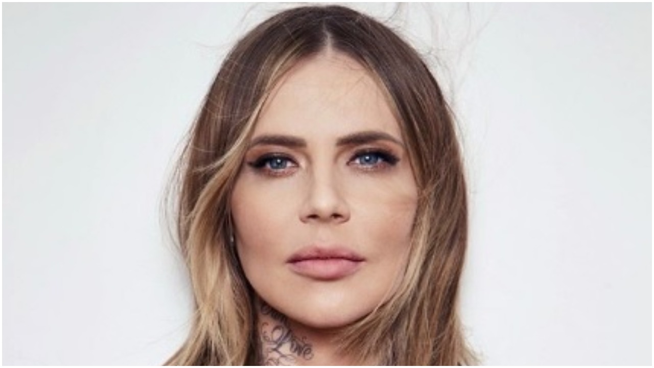Maja Sablewska pozuje w staniku na polu. Według fanów to już jest żenada