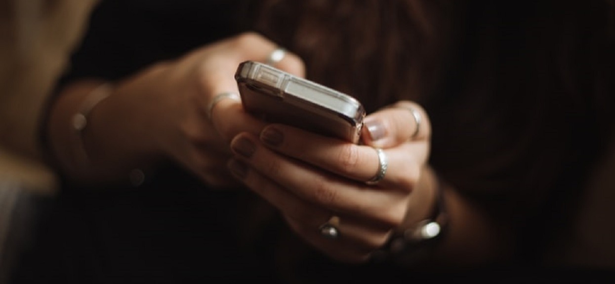 Mąż wysłał Marcie sms-a z Anglii. Zatkało ją, gdy zobaczyła treść wiadomości