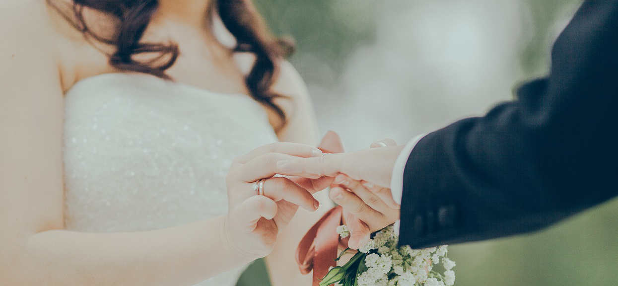 Panna młoda była zażenowana i kipiała z wściekłości. Jej ceremonię niespodziewanie zepsuli teściowie