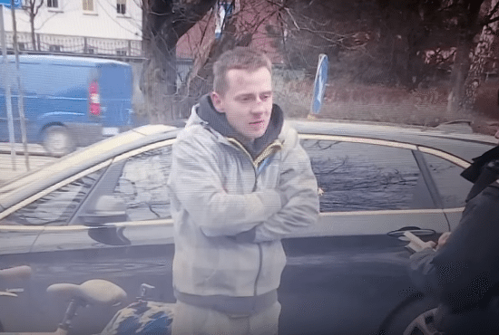 Były ksiądz Międlar rzuca "k*rwami i ch*jami" w serialu. Aż trudno uwierzyć jakim... Internauci bezlitośni (VIDEO)