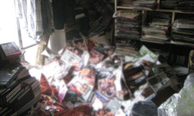 Nie płacił czynszu bo przez ponad pół roku leżał pod 6 tonami gazet porno