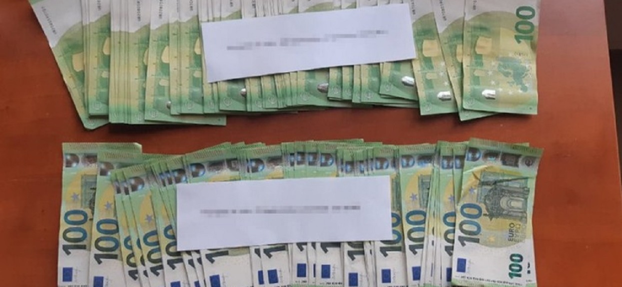 Ukradł prawie pół miliona, ranił policjanta, a potem chciał go przekupić. Akcja jak z filmu na terenie Warszawy