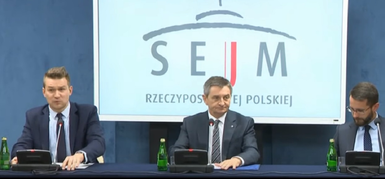 Z tego robi się już kabaret! Kolejna afera z rodzinnymi lotami w PiS, Kuchciński nie jest jedyny