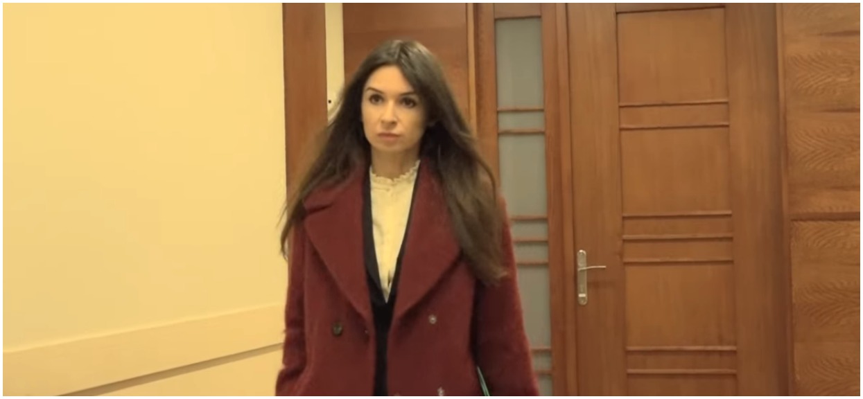 Córka Kaczyńskiej poszła w jej ślady i posunęła się dużo dalej od matki. To co wyczynia w siodle aż odbiera mowę