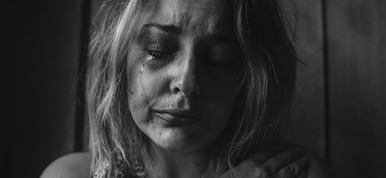 Ojciec zgotował im prawdziwe piekło. Kopał, groził, bił i znęcał się nad rodziną