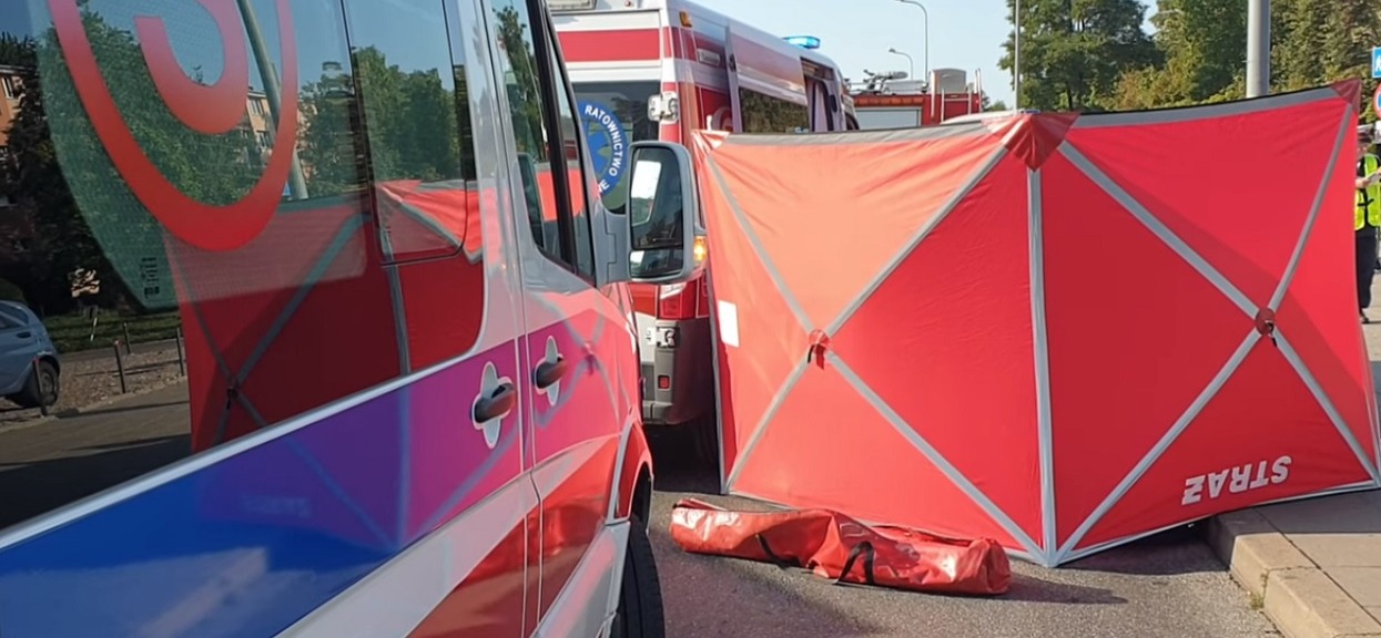 Kobieta nie żyje. Przytrzasnęły ją drzwi autobusu, a potem wpadła pod jego koła
