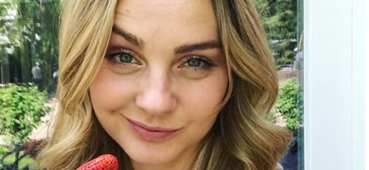 Małgorzata Socha pozuje przed toaletą. Komentarz drugiej aktorki bawi do łez