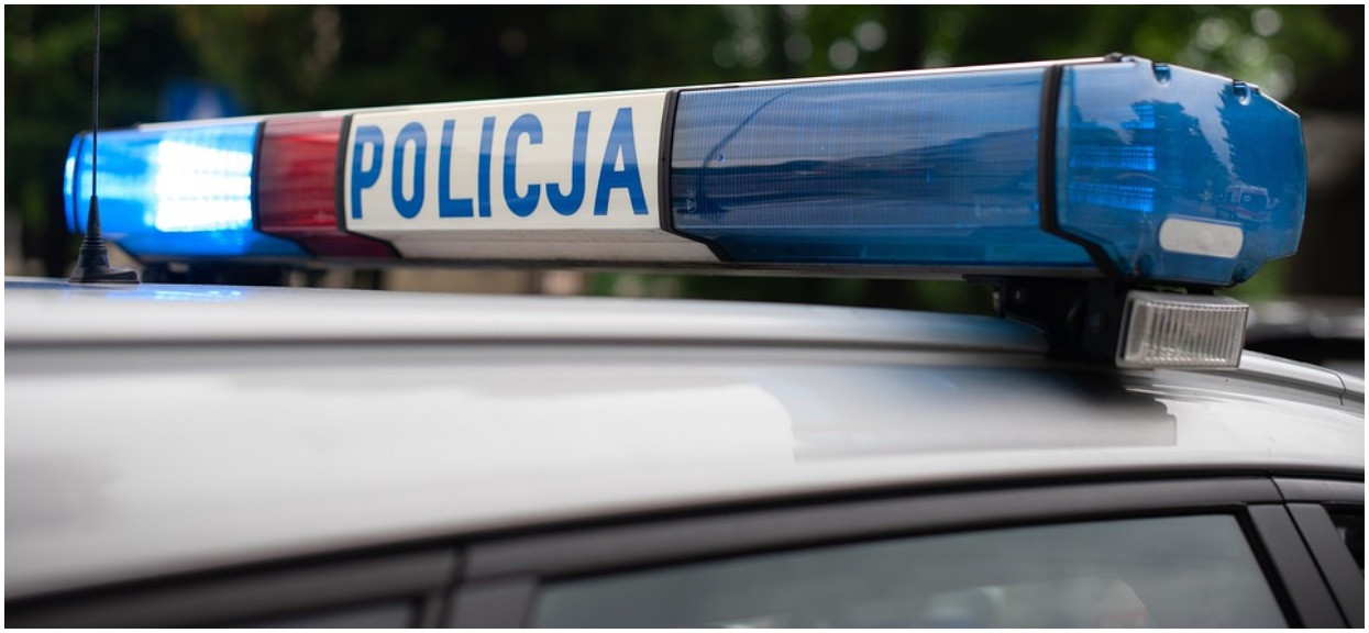 Policjanci nie wierzyli w to, co widzą. Mężczyzna ciągnął drugiego na smyczy, jak psa