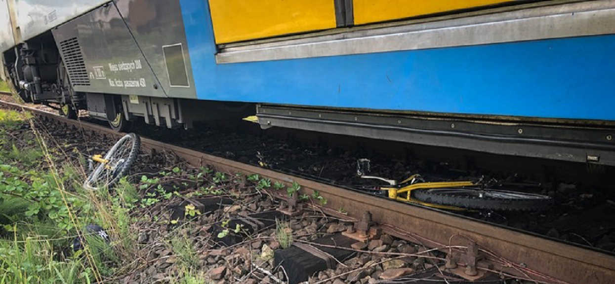 Nastoletni rowerzysta nawet się nie rozejrzał na przejeździe. Niestety mknął pociąg, fatalne wieści z południa Polski