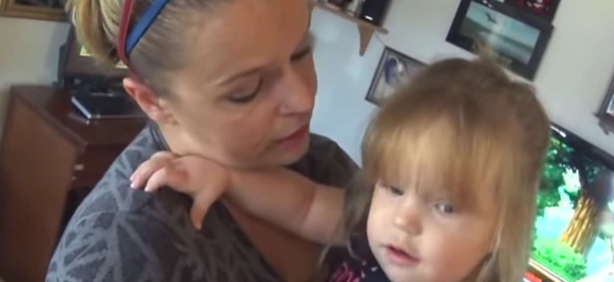 Przy kasie mama 2-latki została tak upokorzona, że nie mogła powstrzymać łez. Wymyśliła odbierającą mowę ripostę