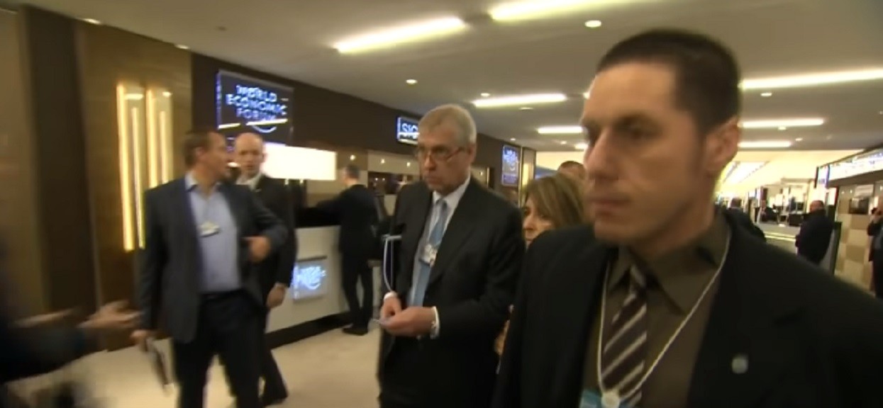 Rodzina królewska już od tego nie ucieknie! Kobieta podała szczegółowy opis tego, jak była molestowana przez syna królowej Elżbiety