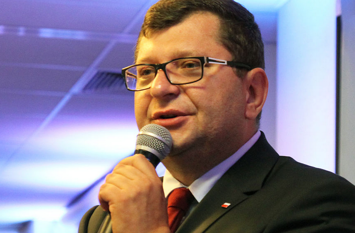 Stonoga skarży się na warunki w celi. "40 stopniowe upały i brak wody"
