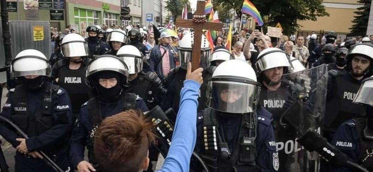 Okrzyknięto go "bohaterem prawicy". 15-letni Kuba z krzyżem w ręku chciał zatrzymać Marsz Równości