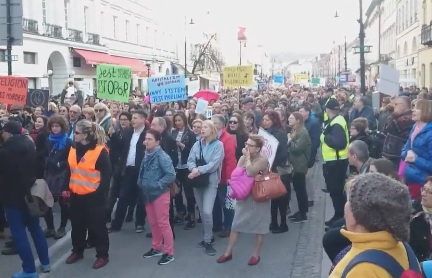 Hasło z warszawskiej Manify hitem sieci. "Tak absurdalnego jeszcze nie było!" (foto + video)
