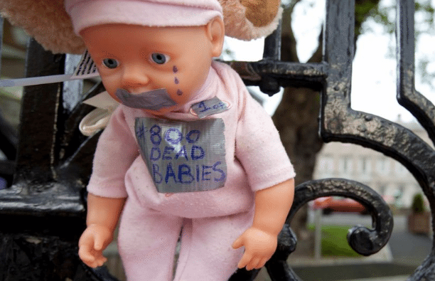 MAKABRYCZNE odkrycie. 800 ciał dzieci "z nieprawego łoża" w katolickiej placówce (ZDJĘCIA)