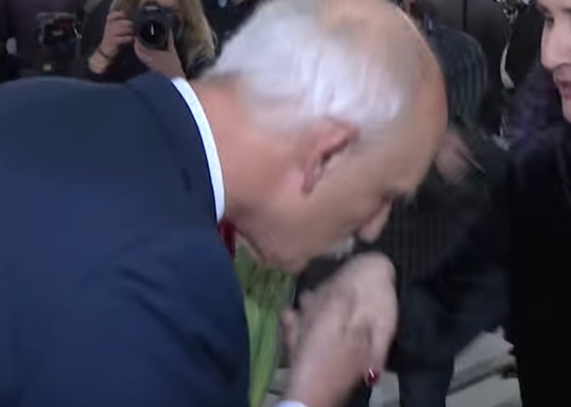 JKM nie świętuje 8 marca? Zrobił wyjątek dla posłanki Nowoczesnej - ucałował i wręczył kwiaty (video)