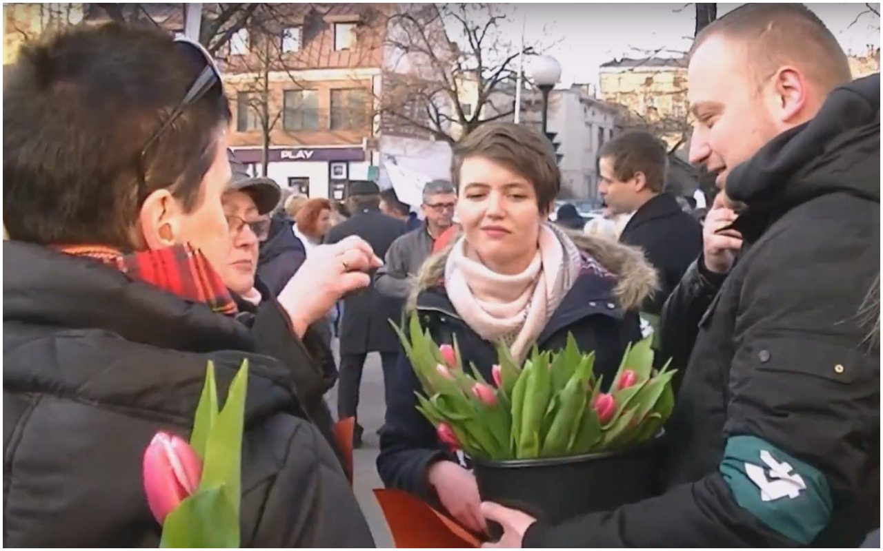 ONR-owcy zaskoczyli feministki... prezentami z okazji Dnia Kobiet (video)