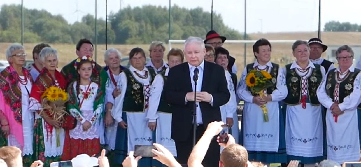 Takiego Kaczyńskiego już dawno nikt nie widział. Śmiał się i żartował z rozmiarów swojej głowy