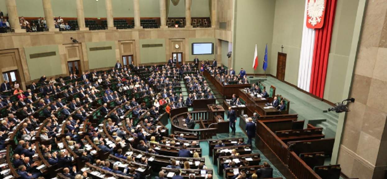 PiS jest niezatapialne? Po aferze Kuchcińskiego, mogą liczyć na samodzielną większość w Sejmie