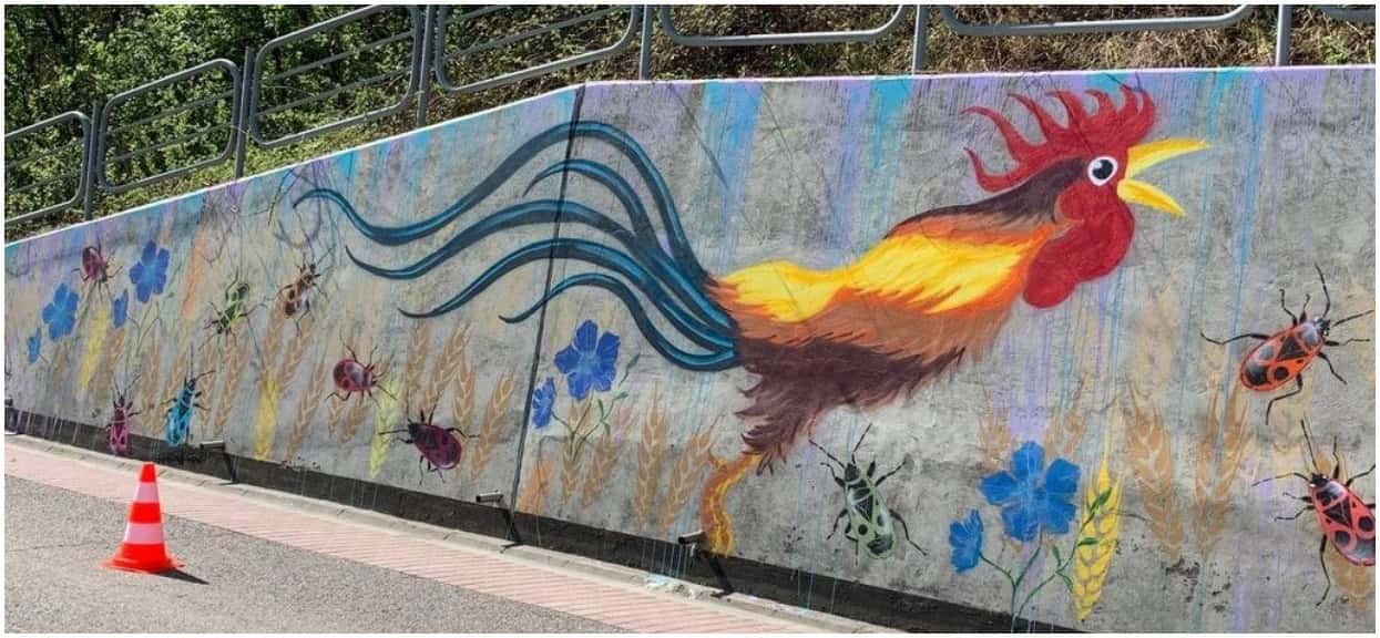 Dzieci namalowały mural z Kogutem. Miejscowy ksiądz połączył to z "LGBT, aborcją, zdradą i fałszywością"