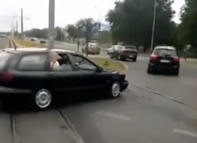 TVN pokazał porażające nagranie. Dziecko wisiało za oknem jadącego auta, a kierująca kobieta patrząc paliła papierosa