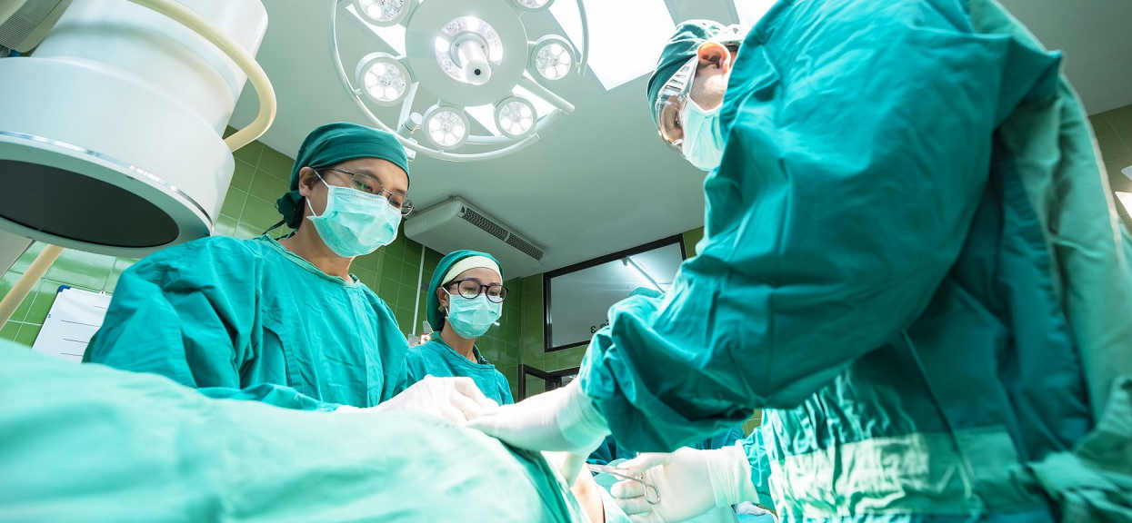 Poszedł na operację. Lekarze popełnili błąd, który kosztował go mnóstwo cierpienia