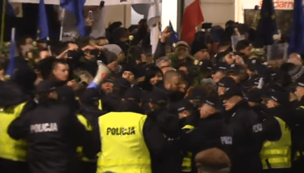 Istna wojna - PIS vs KOD. Tak gorąco na miesięcznicy smoleńskiej nie jeszcze nie było (VIDEO + ZDJĘCIA)