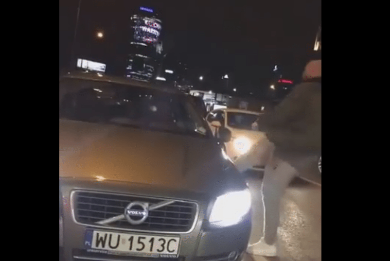 Komedia na środku drogi. Polski raper w furii skopał auto (video)