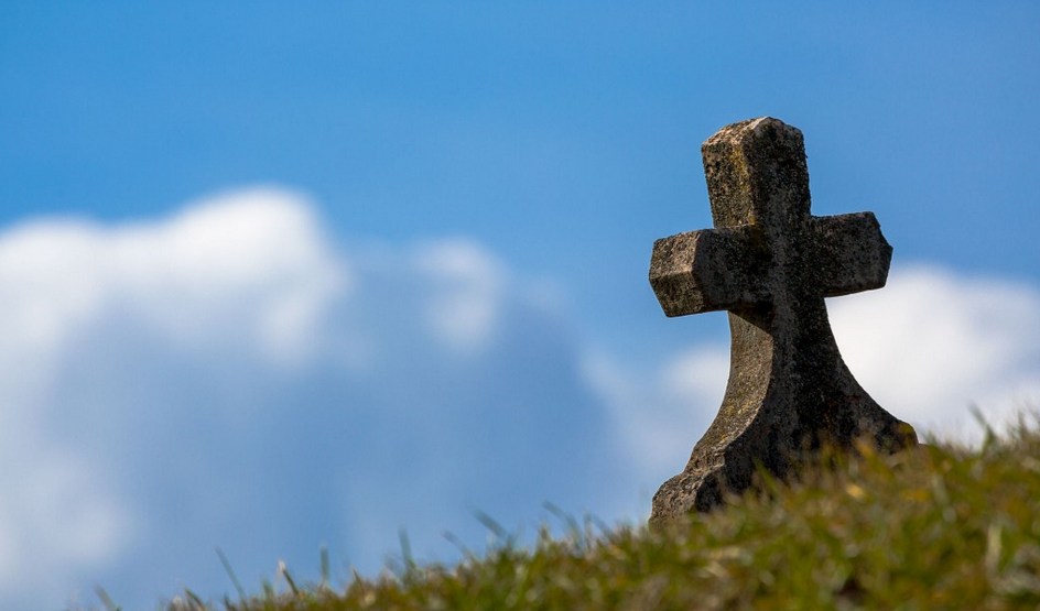 Przez 13 lat zostawiał znicze i kwiaty na miejscu śmierci syna. Po latach znalazł tam notatkę, jej treść jest niesamowita