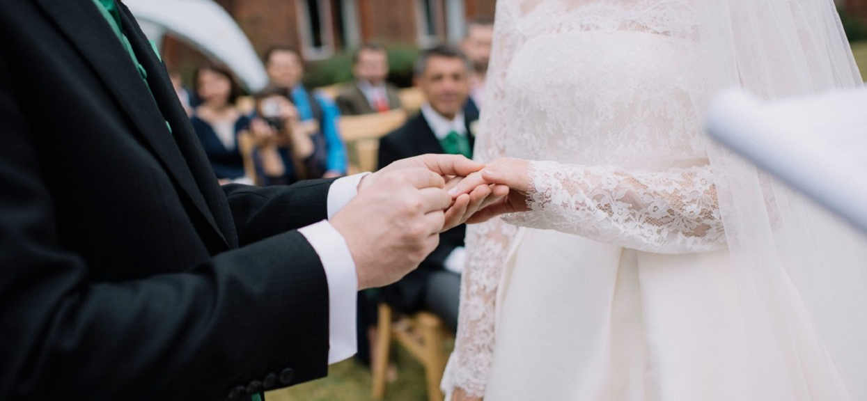 40-letnia panna młoda zostawia puste miejsce dla zmarłego syna. Gdy widzi, kto zjawia się na jej ślubie, leją się łzy