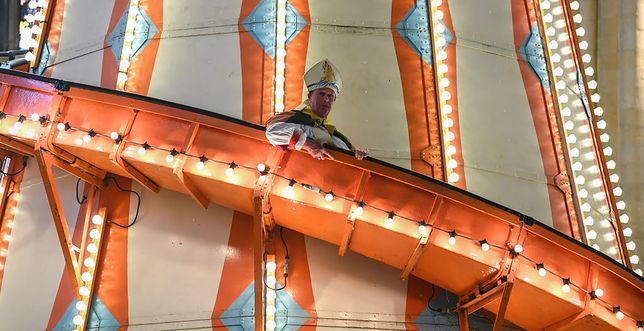 Wiernym trudno było zrozumieć, co wyprawia się w kościele. Biskup postawił zjeżdżalnię, z której odprawiał msze