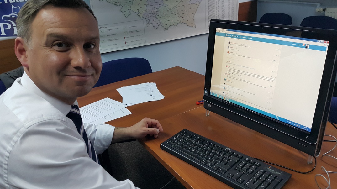 Duda kontra internauci. Zobacz, które pytania pominął, a na które odpowiedział