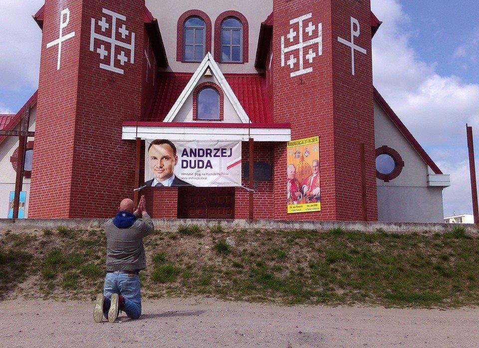 Reklama Dudy wywieszona przez proboszcza. Wybuchło oburzenie