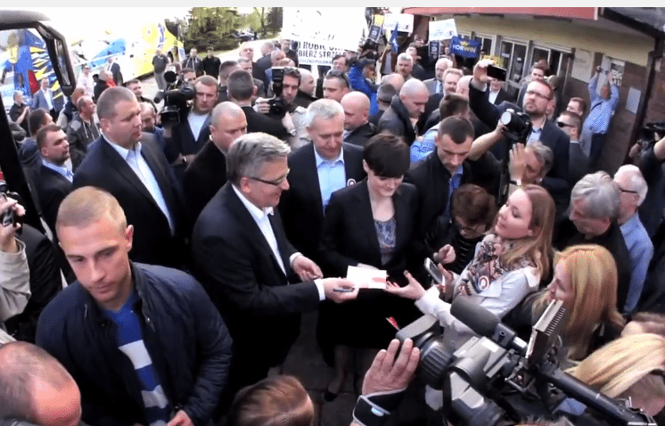 Dziennikarka TVN24 pyta prezydenta o WSI i zostaje wyrzucona przez sztab (VIDEO)